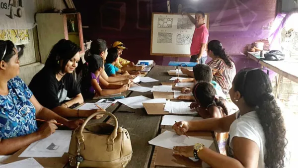 Crianças e adultos participam de oficina de desenho e pintura