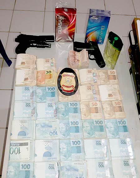 Dinheiro e armas foram apreendidos pela polícia