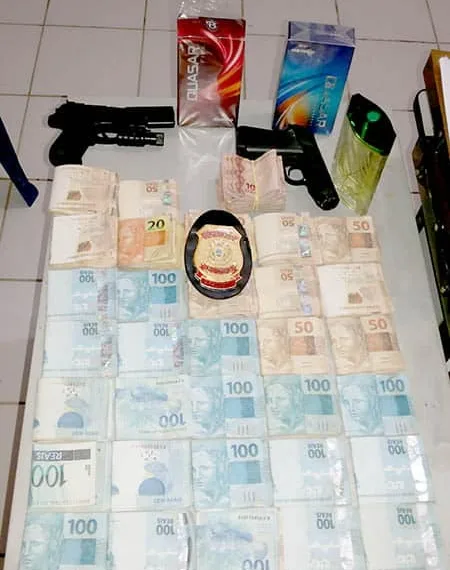 Dinheiro e armas foram apreendidos pela polícia