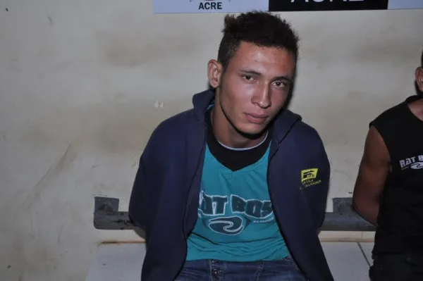 Polícia prende homem e apreende adolescente de 15 anos com escopeta