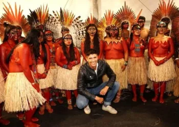 O ator Reynaldo Gianecchini  tietou os indígenas da aldeia Mutum nos bastidores do desfile da Cavalera. (Foto: FOTO: IWI ONODERA, EGO/ GLOBO.COM)
