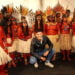O ator Reynaldo Gianecchini  tietou os indígenas da aldeia Mutum nos bastidores do desfile da Cavalera. (Foto: FOTO: IWI ONODERA, EGO/ GLOBO.COM)
