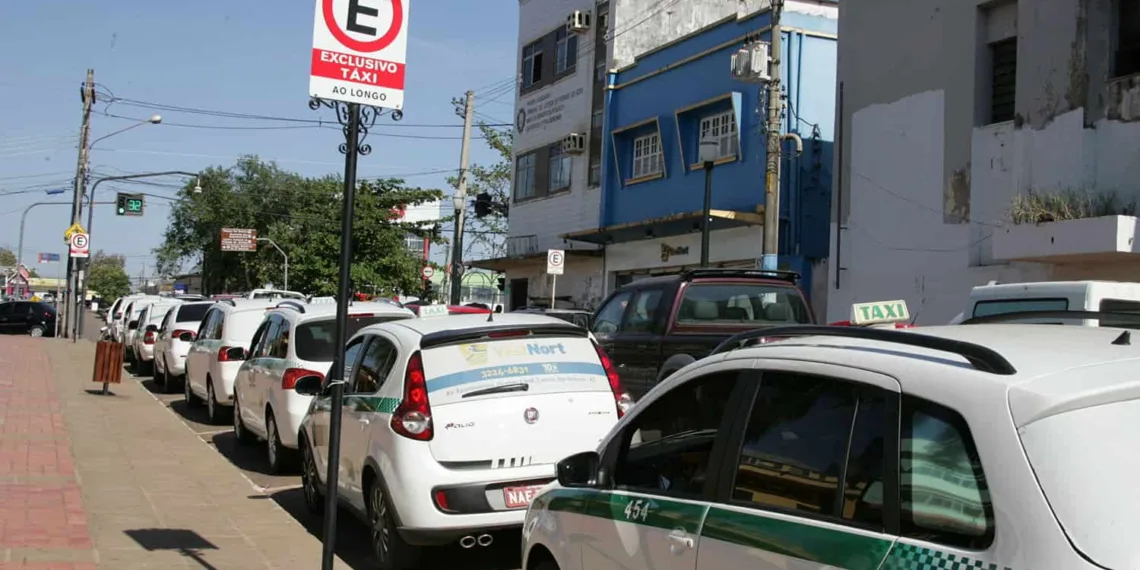 Pouco mais de mil trabalhadores de 18 cidades do Acre recebem 4ª parcela do auxílio taxista