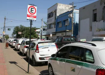 Pouco mais de mil trabalhadores de 18 cidades do Acre recebem 4ª parcela do auxílio taxista