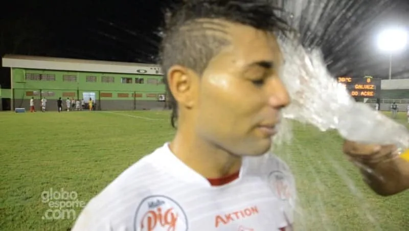 Marquinhos é surpreendido enquanto concedia entrevista após vitória do Rio Branco