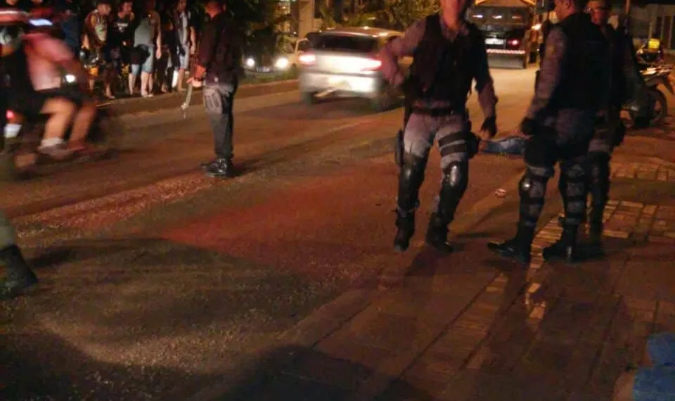 Após roubo, homem leva tiro nas nádegas de policiais