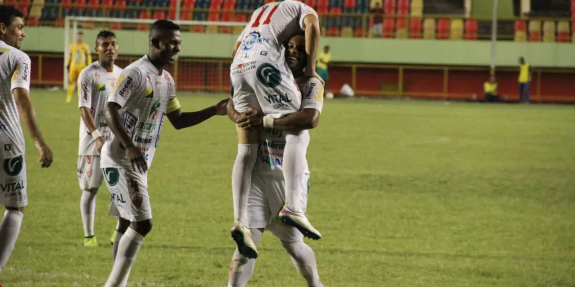 Matão, agora com 7 gols, comemora vitória com os companheiros do Estrelão. (Foto: João Paulo Maia)