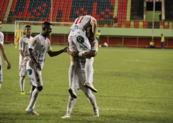 Matão, agora com 7 gols, comemora vitória com os companheiros do Estrelão. (Foto: João Paulo Maia)