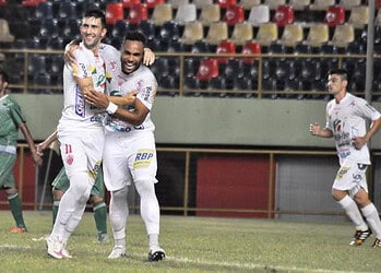 Alexandre Matão, atacante do Rio Branco, comemora gol