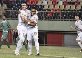 Alexandre Matão, atacante do Rio Branco, comemora gol