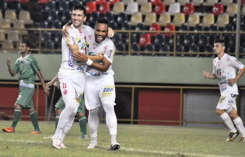 Alexandre Matão, atacante do Rio Branco, comemora gol