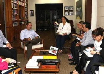 Governador se reuniu com equipe da Sesacre para planejar a nova forma de atender. (Foto: Secom Acre)