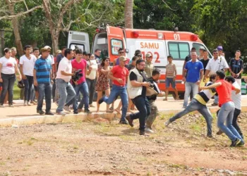 Fotógrafos se defendem no momento da confusão. (Foto: Tiago Teles)