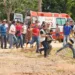 Fotógrafos se defendem no momento da confusão. (Foto: Tiago Teles)