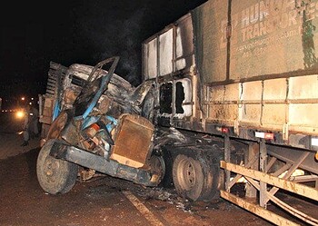 Caminhão ficou destruído pela batida e pelo fogo