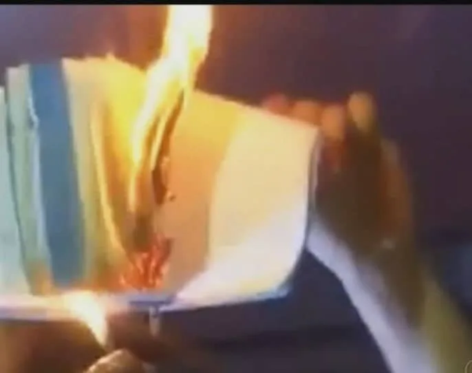 Estudante Feliz Zanon afirma que deu permissão ao cantor para queimar a Bíblia. (Foto: Reprodução Rede Amazônica)