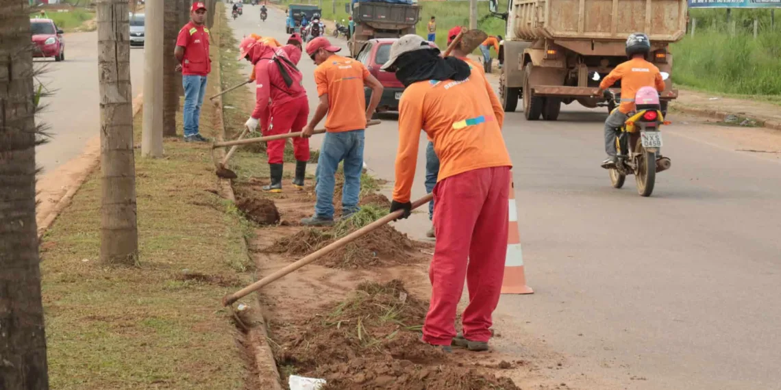 Equipes fazem roçagem, remoção de entulho e capina. (Foto: Ascom PMRB)