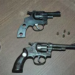 Uma arma de fogo e outra de brinquedo foram apreendidas. (Foto: Cedida)