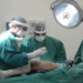 Idoso foi o primeiro a passar por cirurgia na nova sala. (Foto: Secom Acre)