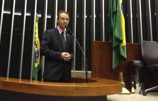 Deputado Leo de Brito chama atenção para contrassenso na criminalização dos jovens