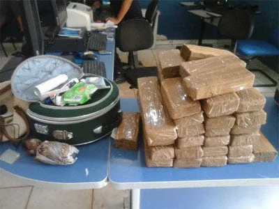 Droga estava acondicionada dentro de uma mala
