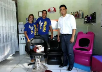 Cabeleireira que atendia clientes em barco é contemplada com kit salão