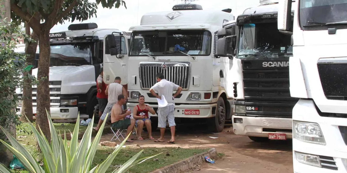 Caminhoneiros aguardam fim da greve da Suframa para voltar para casa
