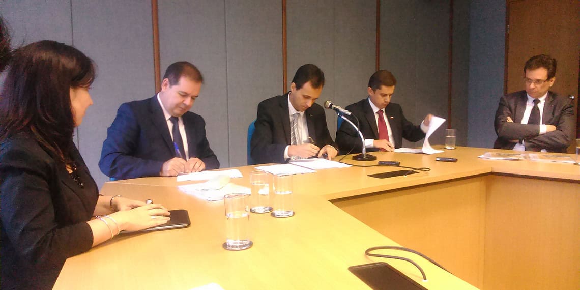 Governador assinou o termo de cooperação do Siconv com o Ministério do Planejamento e a Enap. (Foto: Divulgação)