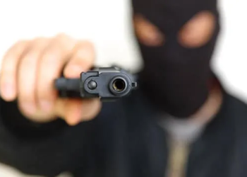 Criminosos armados assaltam loja no Centro de Cruzeiro do Sul e ferem comerciante