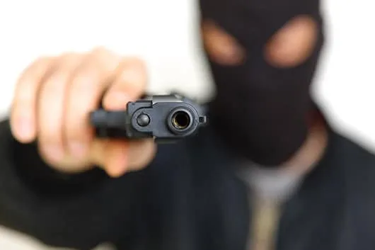 Criminosos armados assaltam loja no Centro de Cruzeiro do Sul e ferem comerciante