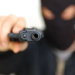 Criminosos armados assaltam loja no Centro de Cruzeiro do Sul e ferem comerciante