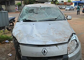 Bandidos fazem família de refém e roubam carro, mas capotam na fuga