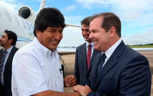 O presidente boliviano Evo Morales e o Tião Viana, no Aeroporto Plácido de Castro. (Foto: Secom Acre)