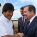 O presidente boliviano Evo Morales e o Tião Viana, no Aeroporto Plácido de Castro. (Foto: Secom Acre)
