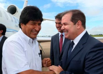 O presidente boliviano Evo Morales e o Tião Viana, no Aeroporto Plácido de Castro. (Foto: Secom Acre)