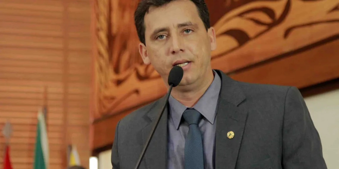 Deputado da oposição se nega a assinar requerimento que pede instalação de CPI