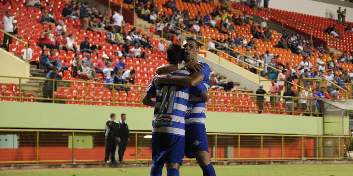 Josy e Sandro Goiano comemoram segundo gol celeste na noite de ontem. (Foto: João Paulo Maia)