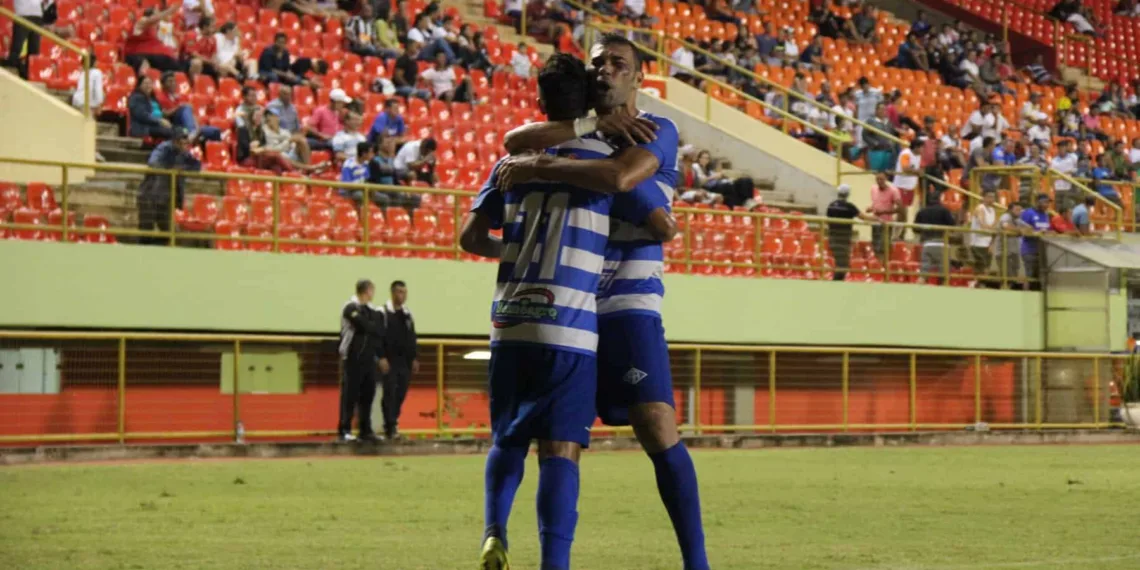 Josy e Sandro Goiano comemoram segundo gol celeste na noite de ontem. (Foto: João Paulo Maia)