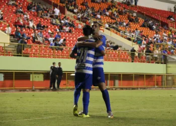 Josy e Sandro Goiano comemoram segundo gol celeste na noite de ontem. (Foto: João Paulo Maia)