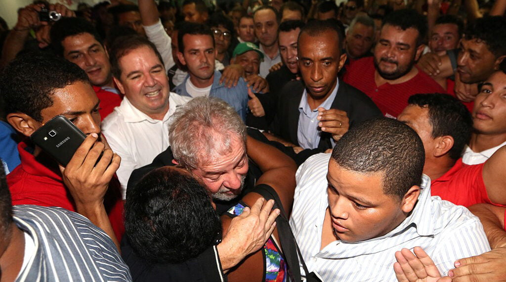 Lula foi recebido com abraços no aeroporto de Rio Branco. (Foto: Sergio Vale)