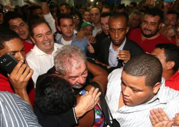 Lula foi recebido com abraços no aeroporto de Rio Branco. (Foto: Sergio Vale)