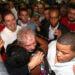Lula foi recebido com abraços no aeroporto de Rio Branco. (Foto: Sergio Vale)