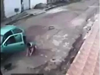 Câmeras de segurança flagraram o momento do furto