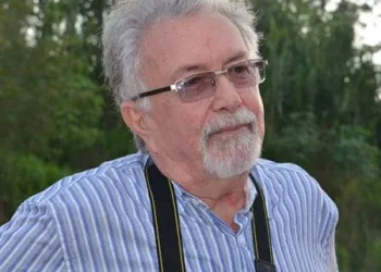 O jornalista Elson Martins completou idade na última quarta-feira, 17. Ele é exemplo de profissionalismo e ética, além de ser um forte nome do jornalismo acreano. Lutou contra a ditadura e teve papel importantíssimo na história do Acre. Ao amigo Elson, parabéns!