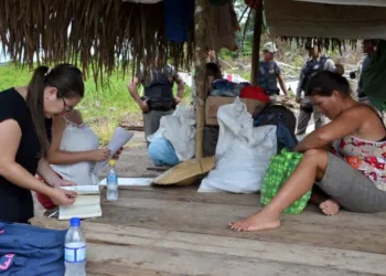 Prefeitura de Tarauacá acompanha a retirada das famílias das terras do apresentador. (Foto: Divulgação)