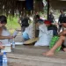 Prefeitura de Tarauacá acompanha a retirada das famílias das terras do apresentador. (Foto: Divulgação)