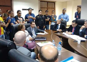 Após confusão, agentes foram recebidos pelos deputados