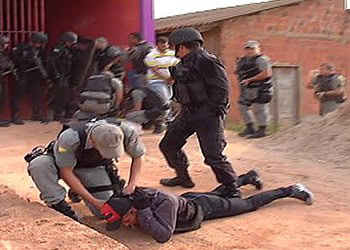 Assaltantes invadem casa, fazem família refém e trocam tiros com a polícia