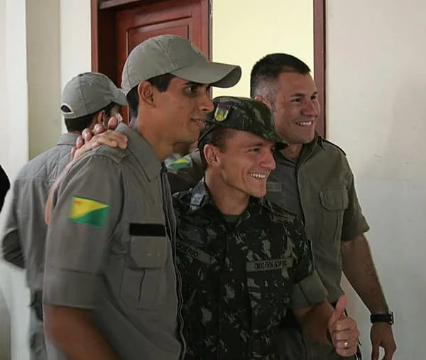 Policiais comemoram o recebimento do brasão da Swat. (Foto: Odair Leal/ A GAZETA)