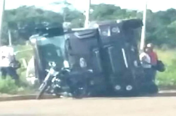 Caminhoneiro atropela ciclista, tenta fugir e capota caminhão na BR 364